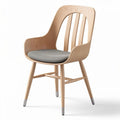 Chaise en bois clair avec coussin gris pour un intérieur moderne 45 x 55 x 85cm